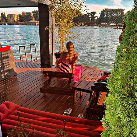 Villa Monte Cristo On Water *