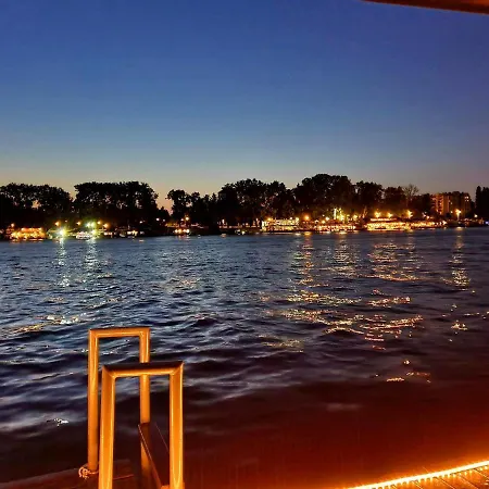 Villa Monte Cristo On Water *